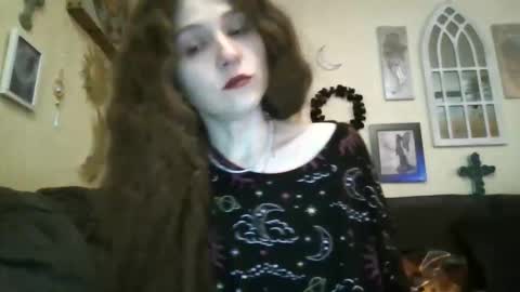 Snapshot of queencrimsonlvx chatting on April 15, 11:28 am queencrimsonlvx online show from April 15, 11:28 am