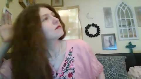 Snapshot of queencrimsonlvx chatting on April 18, 7:58 pm queencrimsonlvx online show from April 18, 7:58 pm