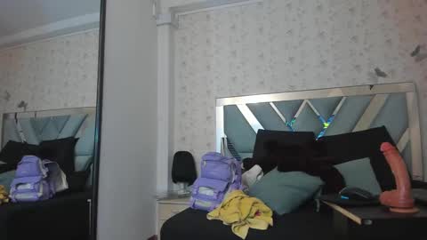 QUEENJEENN online show from December 10, 1:54 am