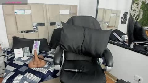 QUEENJEENN online show from January 8, 1:31 pm