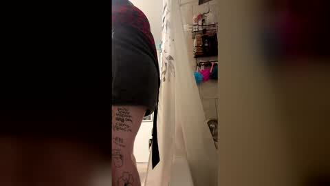 Snapshot of queenjmmannen18 chatting on April 21, 3:02 am queenjmmannen18 online show from April 21, 3:02 am