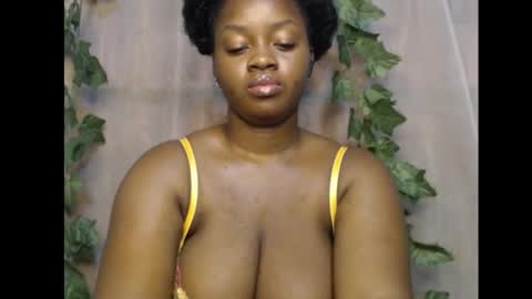 Snapshot of queenofalltest chatting on November 14, 12:37 pm Zoey online show from November 14, 12:37 pm