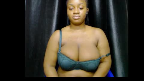 Snapshot of queenofalltest chatting on November 24, 10:42 pm Zoey online show from November 24, 10:42 pm