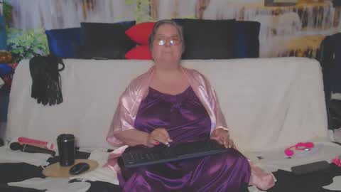 QueenPammy online show from April 4, 5:38 am