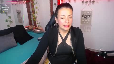 Snapshot of queenrose94 chatting on February 25, 3:54 pm queenrose94 online show from February 25, 3:54 pm