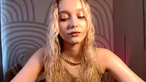 Snapshot of queenserenaaa chatting on July 6, 2:03 pm Serena XoXo online show from July 6, 2:03 pm