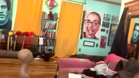 Snapshot of queensquirtntwerk chatting on February 18, 6:15 pm Queen Hilarity online show from February 18, 6:15 pm