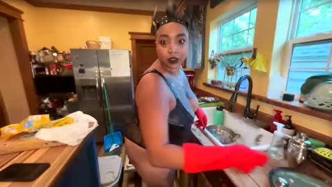 Queen Hilarity online show from April 27, 11:58 pm