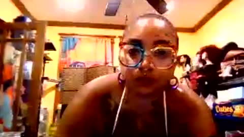 Snapshot of queensquirtntwerk chatting on August 10, 1:53 am Queen Hilarity online show from August 10, 1:53 am