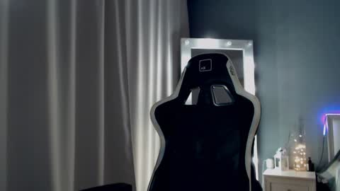 Snapshot of queensy_sins_x chatting on December 12, 3:27 pm Queensy online show from December 12, 3:27 pm