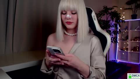 Queensy online show from March 1, 5:04 pm