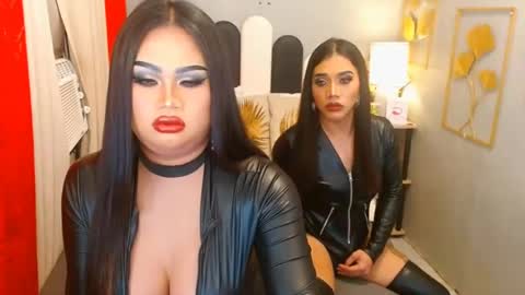 Snapshot of queenunivers chatting on December 26, 12:59 pm queenshasha and nathalie online show from December 26, 12:59 pm