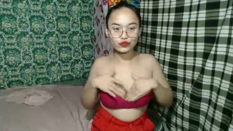 Snapshot of quinne_miles chatting on December 20, 3:19 pm Quinne online show from December 20, 3:19 pm