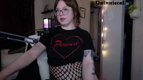 Snapshot of quinniecat chatting on June 2, 12:01 am Quinn online show from June 2, 12:01 am