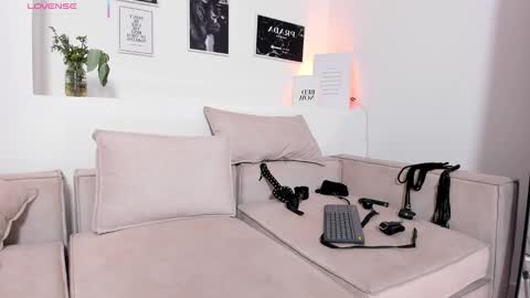 RACHEL ES online show from September 12, 5:29 am