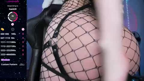 Snapshot of rachelqueen_ chatting on May 16, 10:36 am Miko Pleasee help me get 100 likes online show from May 16, 10:36 am