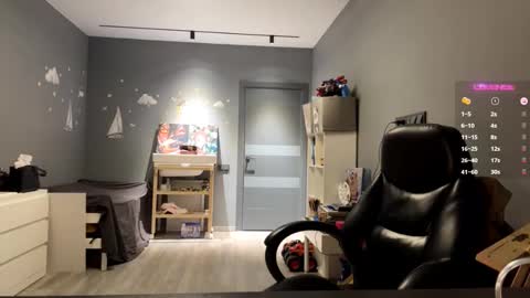 Snapshot of raeannschemmer chatting on February 14, 4:04 pm Mila online show from February 14, 4:04 pm