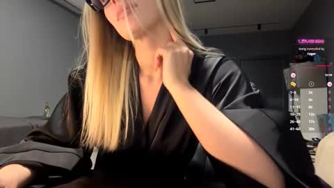 Snapshot of raeannschemmer chatting on February 18, 3:30 pm Mila online show from February 18, 3:30 pm