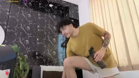 Snapshot of rafael_mendez chatting on February 5, 9:52 pm R A F A E L online show from February 5, 9:52 pm