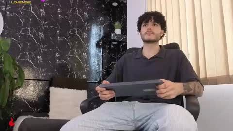 Snapshot of rafael_mendez chatting on February 8, 8:45 pm R A F A E L online show from February 8, 8:45 pm