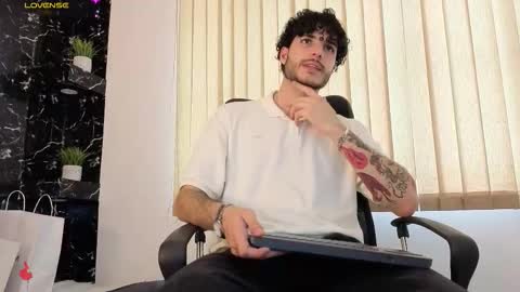 Snapshot of rafael_mendez chatting on February 13, 9:11 pm R A F A E L online show from February 13, 9:11 pm