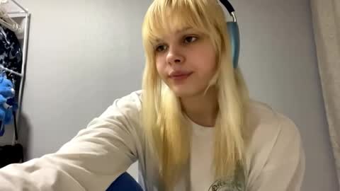 Snapshot of raguellipscombe chatting on April 12, 12:21 pm Eshly online show from April 12, 12:21 pm