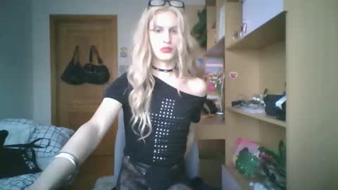 Snapshot of ranya_may chatting on March 10, 3:50 pm Ranya online show from March 10, 3:50 pm