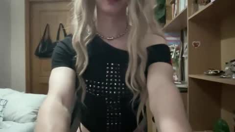 Snapshot of ranya_may chatting on April 15, 5:20 pm Ranya online show from April 15, 5:20 pm