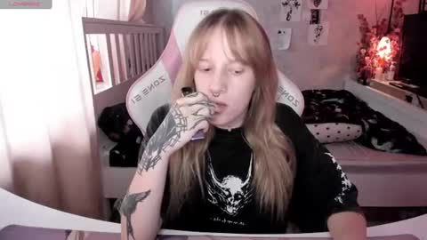 Snapshot of rapunzel_cute chatting on June 10, 1:21 pm Rapunzel online show from June 10, 1:21 pm