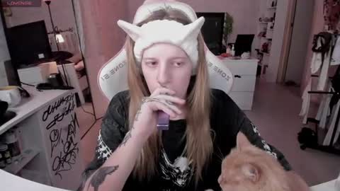 Snapshot of rapunzel_cute chatting on June 12, 1:21 pm Rapunzel online show from June 12, 1:21 pm