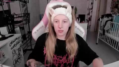 Snapshot of rapunzel_cute chatting on June 16, 1:14 pm Rapunzel online show from June 16, 1:14 pm