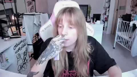 Snapshot of rapunzel_cute chatting on June 18, 1:15 pm Rapunzel online show from June 18, 1:15 pm