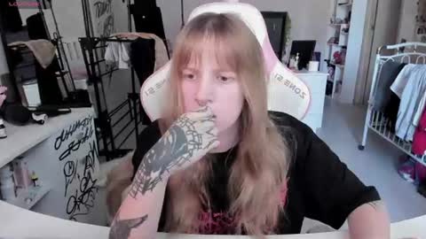 Snapshot of rapunzel_cute chatting on June 22, 1:08 pm Rapunzel online show from June 22, 1:08 pm