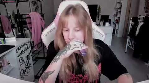 Snapshot of rapunzel_cute chatting on June 26, 1:15 pm Rapunzel online show from June 26, 1:15 pm