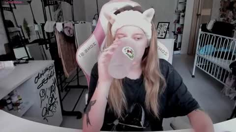 Snapshot of rapunzel_cute chatting on June 27, 1:17 pm Rapunzel online show from June 27, 1:17 pm