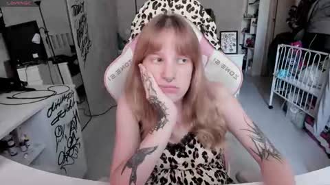 Snapshot of rapunzel_cute chatting on July 1, 12:07 pm Rapunzel online show from July 1, 12:07 pm