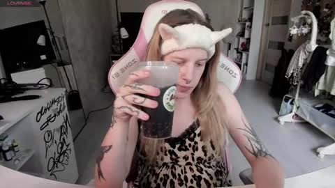 Snapshot of rapunzel_cute chatting on July 7, 1:15 pm Rapunzel online show from July 7, 1:15 pm