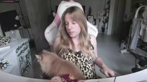 Snapshot of rapunzel_cute chatting on July 9, 1:26 pm Rapunzel online show from July 9, 1:26 pm