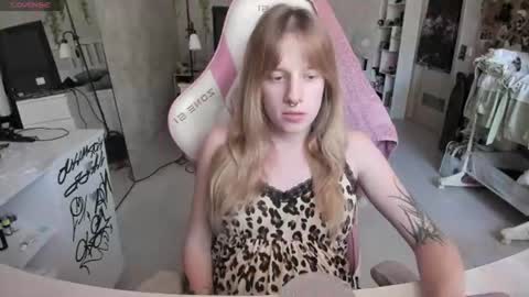 Snapshot of rapunzel_cute chatting on July 17, 1:18 pm Rapunzel online show from July 17, 1:18 pm