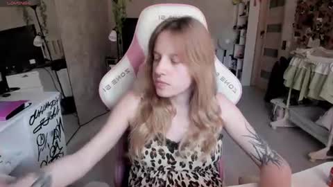 Snapshot of rapunzel_cute chatting on July 31, 1:21 pm Rapunzel online show from July 31, 1:21 pm