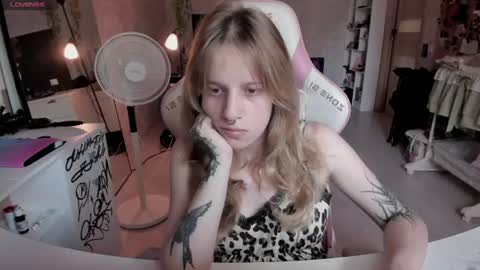 Snapshot of rapunzel_cute chatting on August 1, 12:15 pm Rapunzel online show from August 1, 12:15 pm
