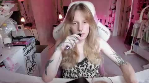 Snapshot of rapunzel_cute chatting on August 6, 1:13 pm Rapunzel online show from August 6, 1:13 pm