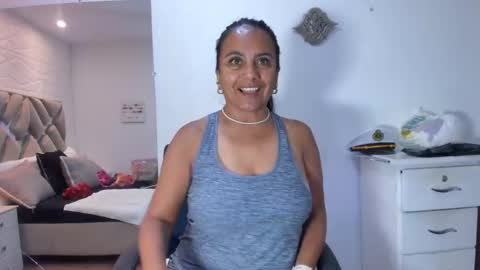 Snapshot of raquel_moore chatting on December 4, 11:41 am Raquel Moore online show from December 4, 11:41 am