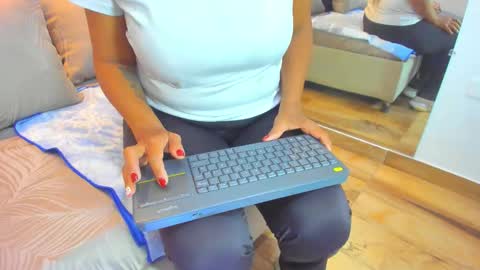 Snapshot of raquel_moore chatting on December 15, 12:53 pm Raquel Moore online show from December 15, 12:53 pm