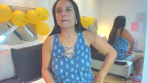 Snapshot of raquel_moore chatting on December 22, 6:05 pm Raquel Moore online show from December 22, 6:05 pm