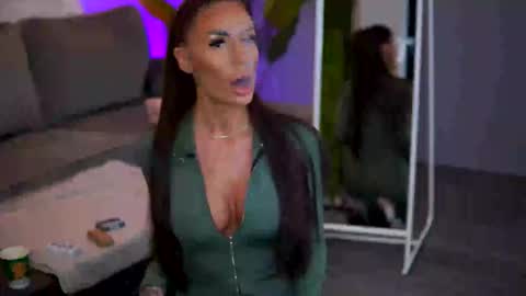 Raquelle online show from December 22, 9:39 am