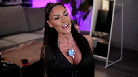 Raquelle online show from April 15, 8:21 am