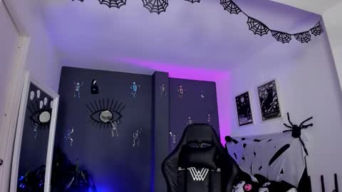 Snapshot of ravenwitch_ chatting on October 29, 9:16 pm Raven Witch online show from October 29, 9:16 pm