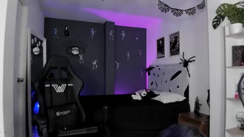 Snapshot of ravenwitch_ chatting on November 18, 9:52 pm Raven Witch online show from November 18, 9:52 pm