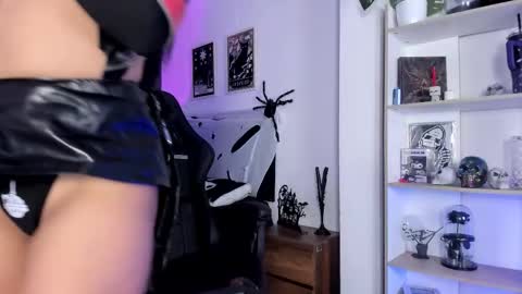 Snapshot of ravenwitch_ chatting on November 28, 8:11 pm Raven Witch online show from November 28, 8:11 pm